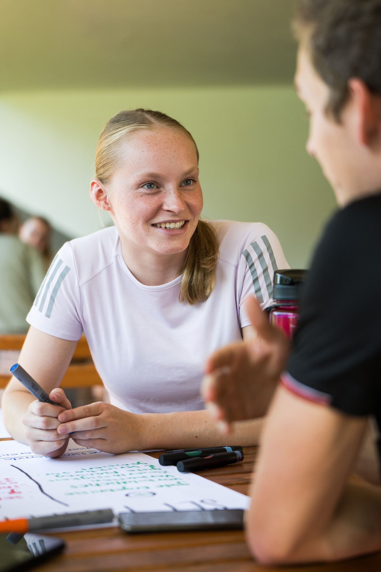 Zwei junge Menschen unterhalten sich im Sitzen.