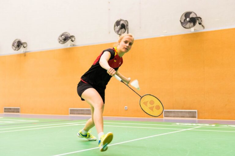 Eine Badmintonspielerin beim Spielen in der Halle