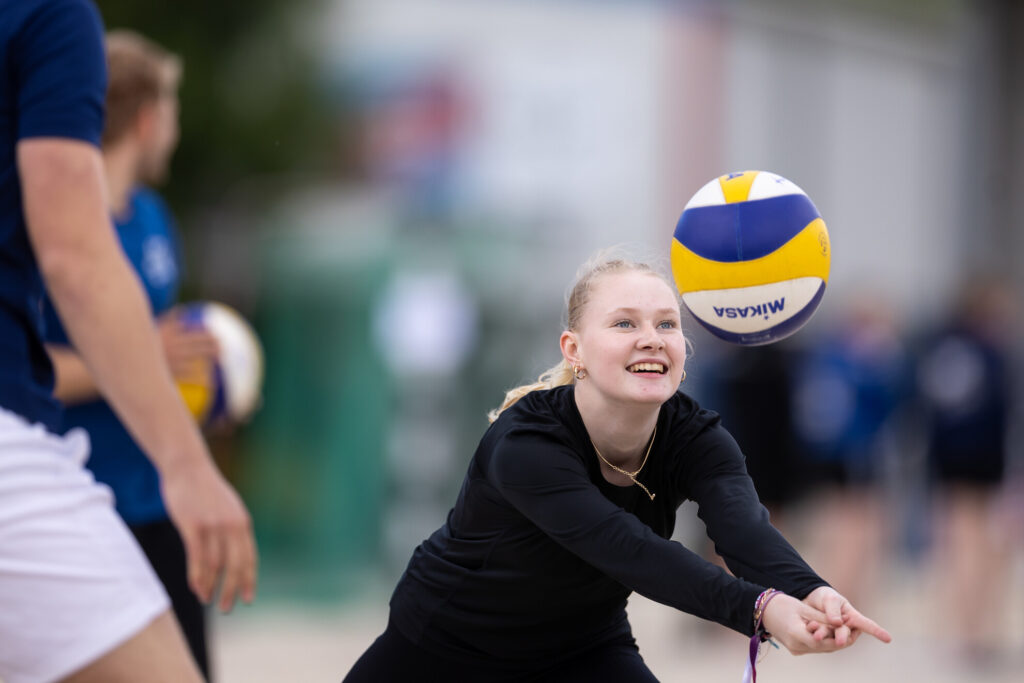 Jugendliche beim Volleyballspielen
