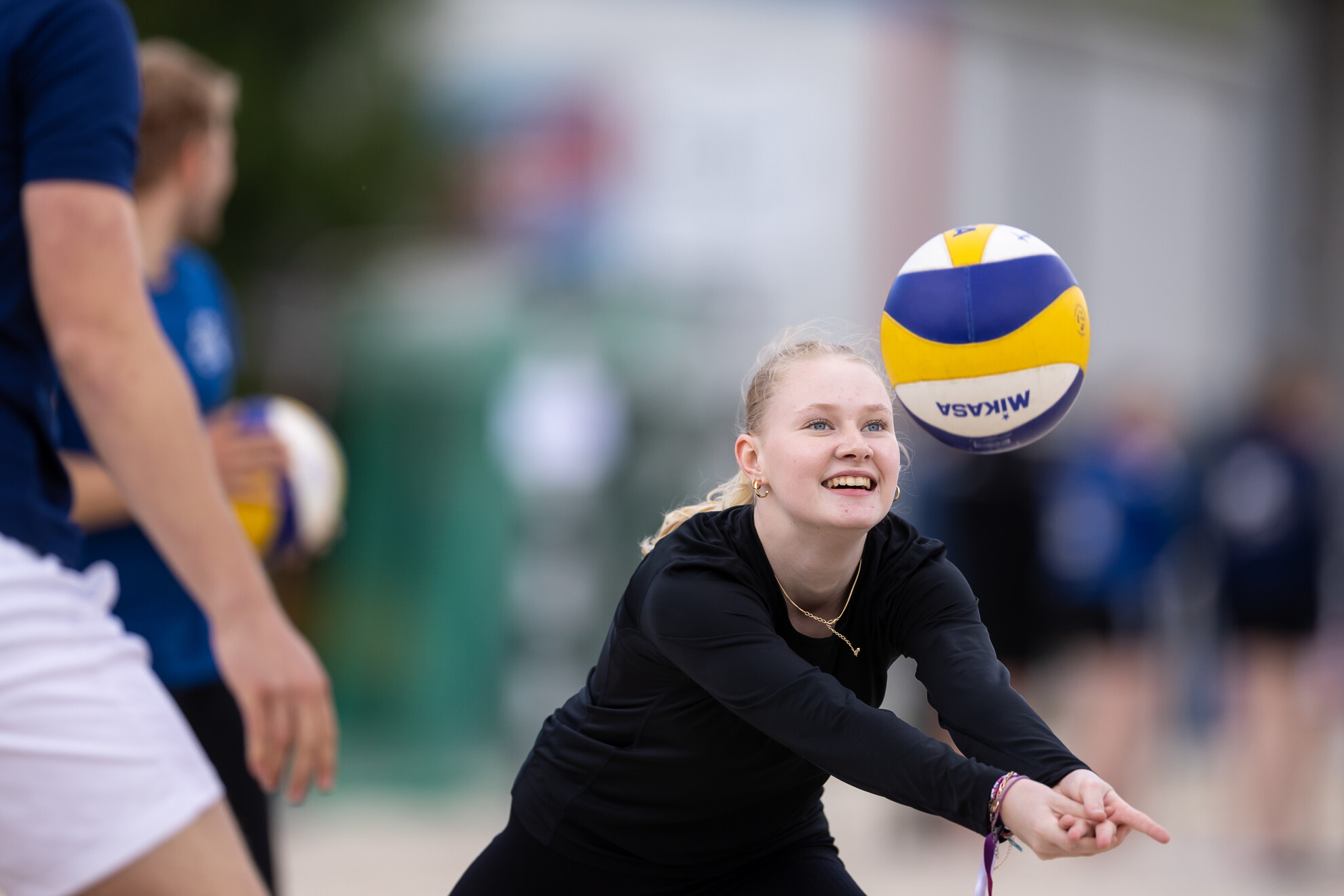 Jugendliche beim Volleyballspielen