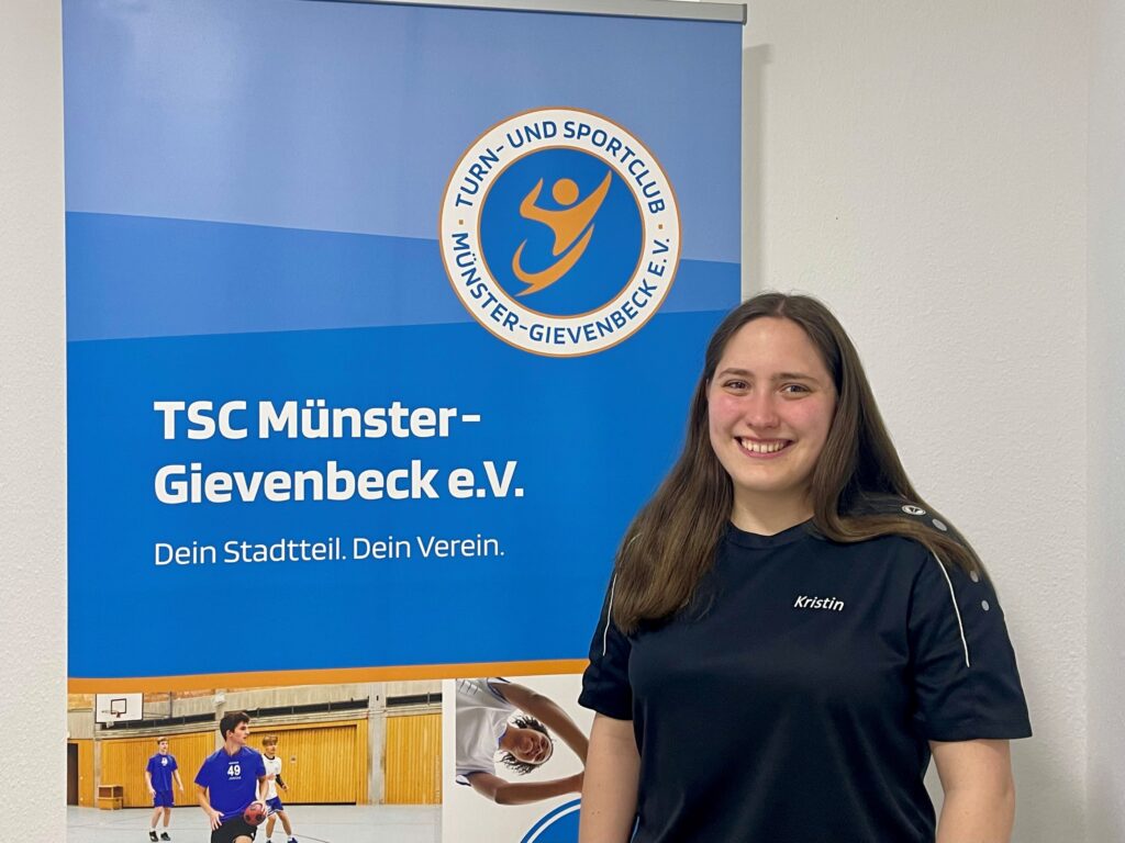 Kristin Schipper in der Geschäftsstelle