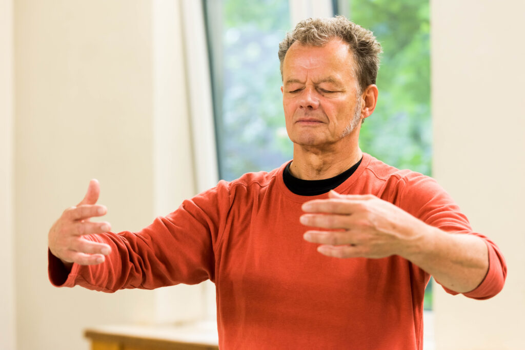 Ein Mann prktiziert Qi Gong