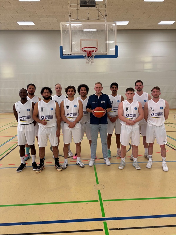Leon Leifken und die TSC-Basketballer mit den neuen Trikots, die die Fahrschule Ulf Imort gesponsort hat