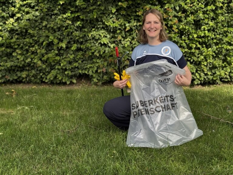 Der Verein hat eine Sauberkeitspatenschaft übernommen. Im Bild: Milena Knoop beim Müllsammeln.