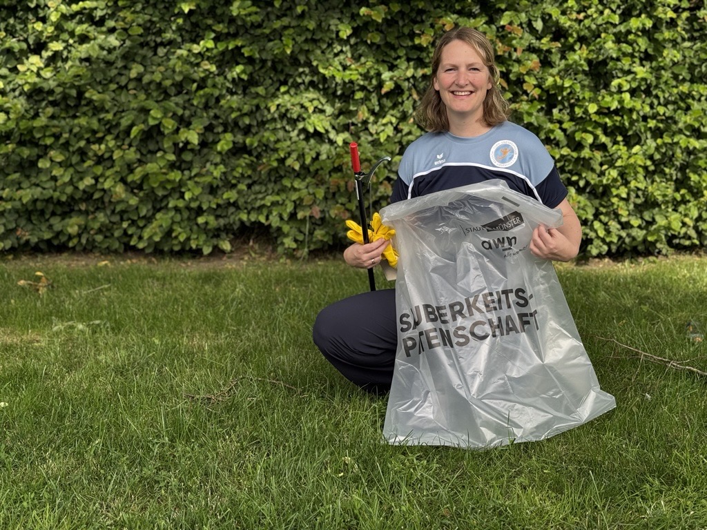 Der Verein hat eine Sauberkeitspatenschaft übernommen. Im Bild: Milena Knoop beim Müllsammeln.
