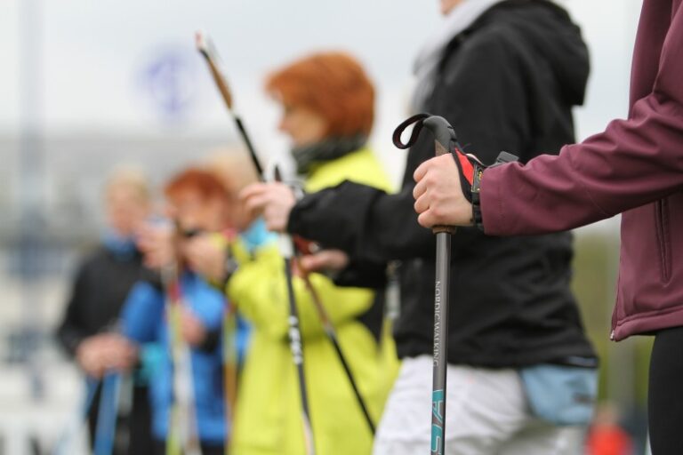 Sportlerinnen und Sportler beim Nordic Walking