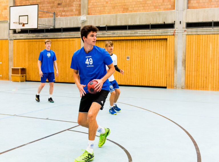 Jungen beim Handballspielen in der Halle