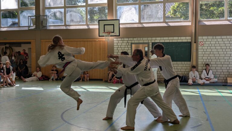 Knapp 100 Sportlerinnen und Sportler wurden in Gievenbeck geprüft und zeigten ihre Taekwondo-Fähigkeiten.