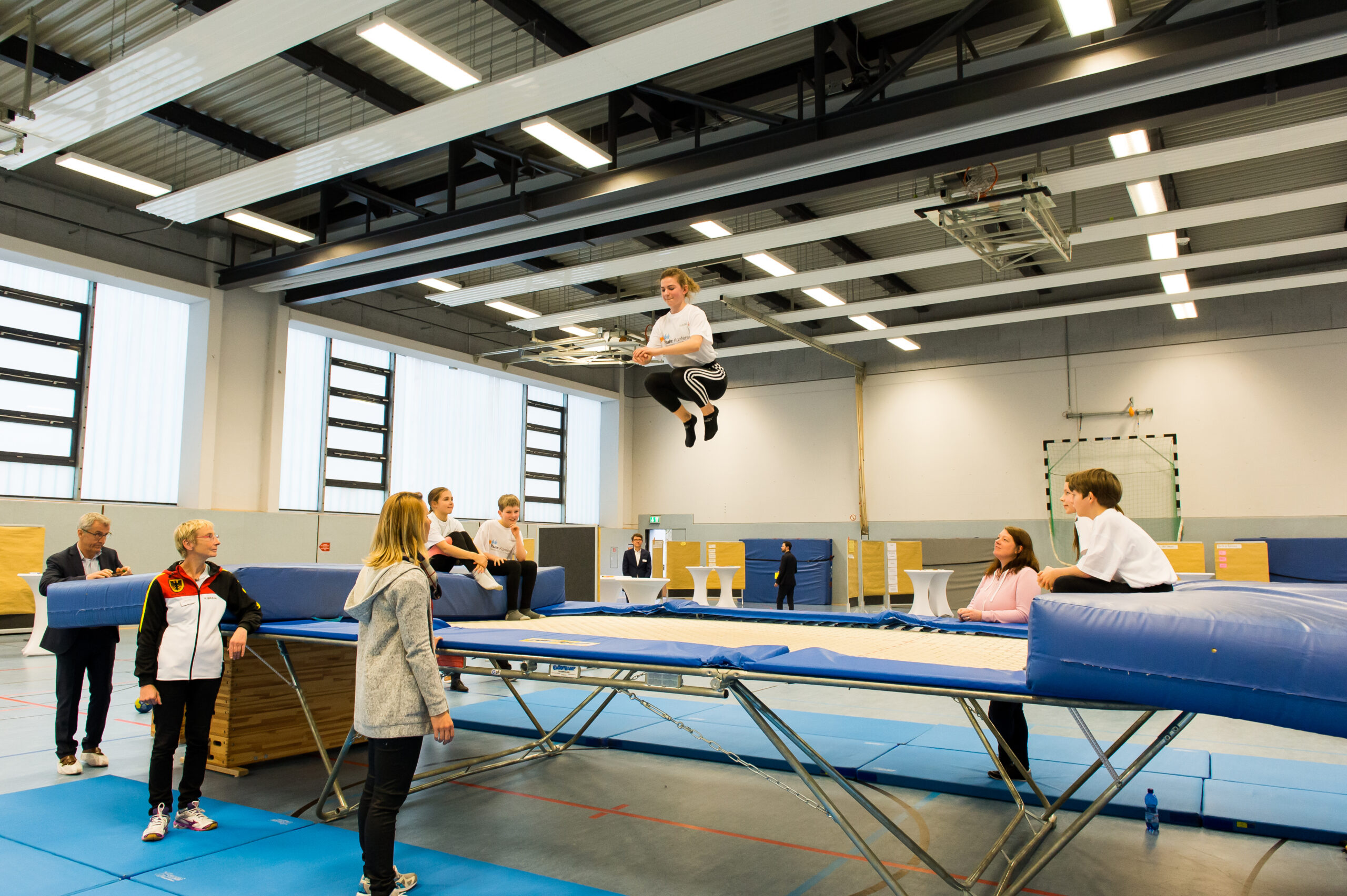 Kinder beim Trampolinturnen in der Turnhalle