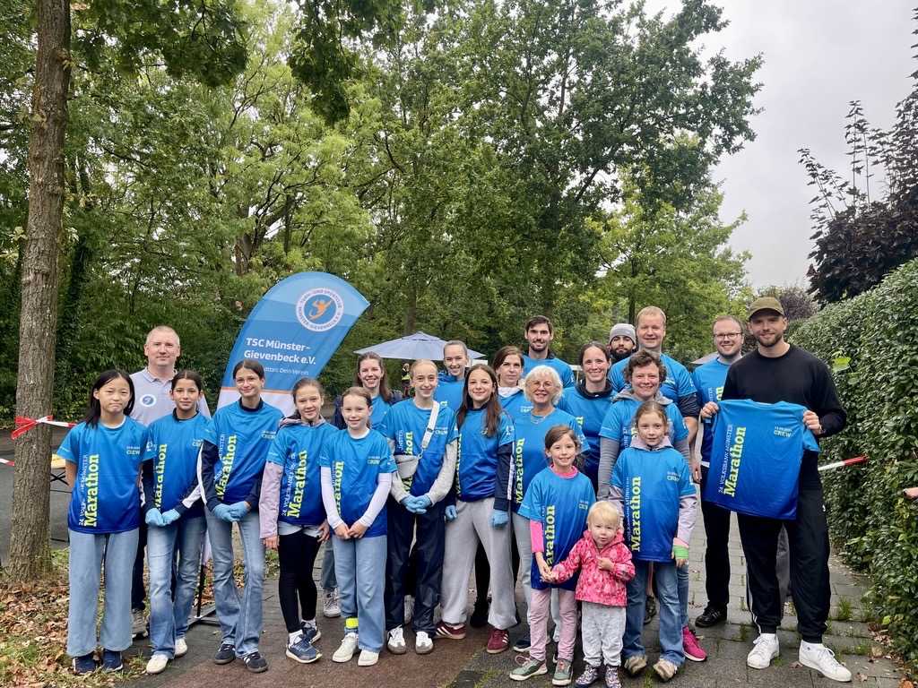 Die Helferinnen und Helfer am Verpflegungsstand des Volksbank-Münster-Marathons