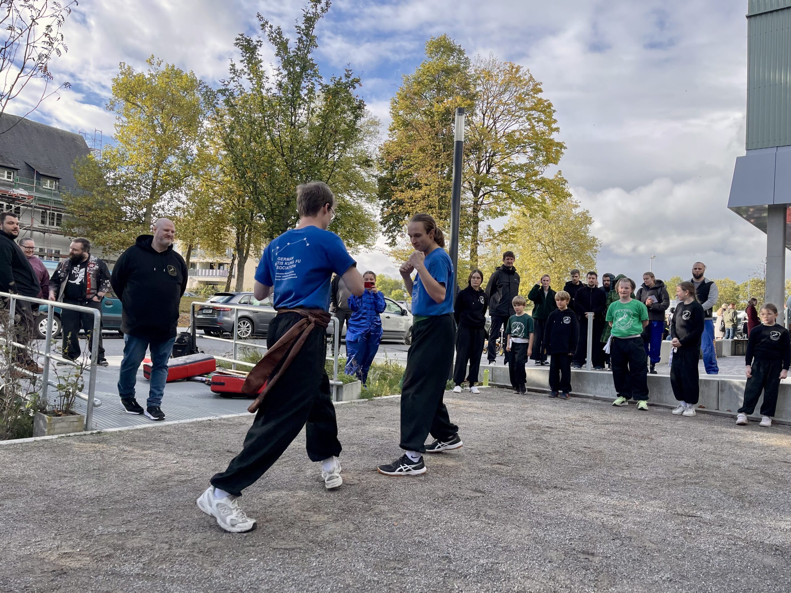 Die Kung-Fu-Abteilung präsentiert sich beim Nachbarschaftsfest im Oxford Quartier