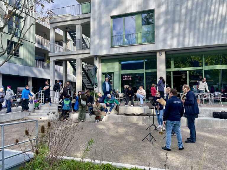 Das Boulefeld vor der Wilden Karde bietet Platz für Musik- und Sportvorführungen.