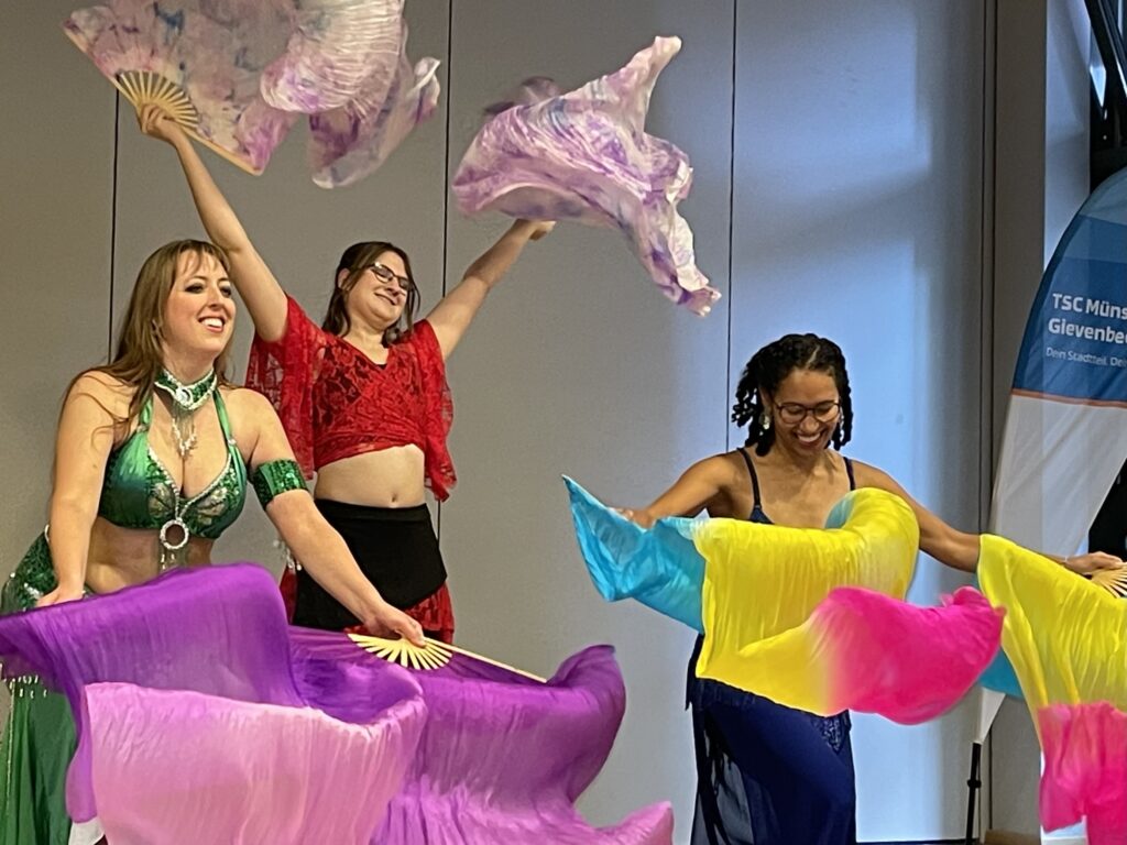 Die orientalische Tanzgruppe verbreitet mit ihrer Show gute Laune.