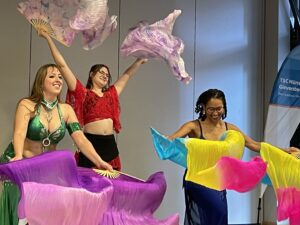 Die orientalische Tanzgruppe verbreitet mit ihrer Show gute Laune.